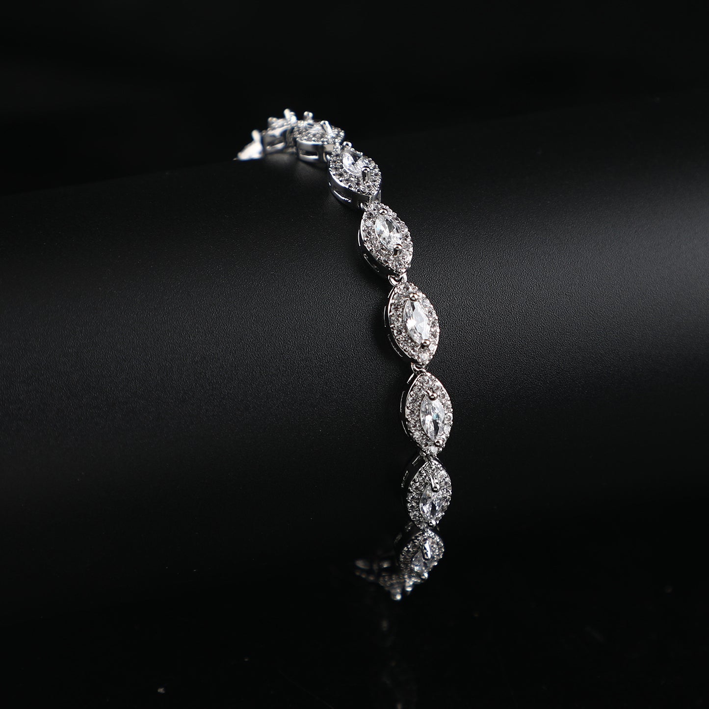 Eyedrop zircon bracelet