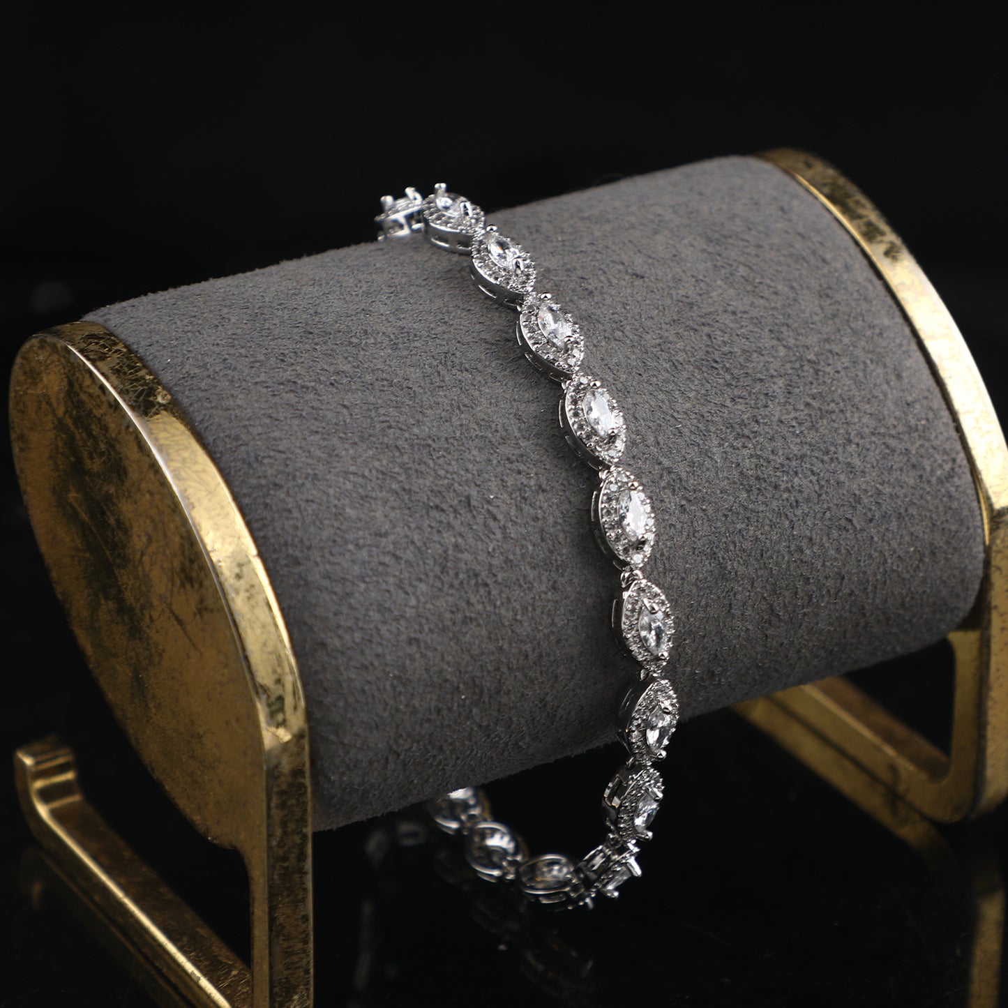 Eyedrop zircon bracelet